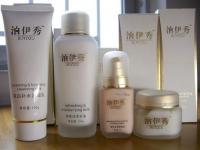 上海市悅美紅妝化妝品低價(jià)批發(fā)信息\n\n本文簡要介紹上海悅美紅妝公司提供的低價(jià)批發(fā)化妝品業(yè)務(wù)，該企業(yè)為精細(xì)化學(xué)品行業(yè)中的知名商家，其產(chǎn)品已在世界工廠網(wǎng)中國產(chǎn)品信息庫展示。此次主要目錄 積極擴(kuò)張 各大類型單價(jià)優(yōu)勢明顯；護(hù)膚套件和彩妝組裝靈活選擇多樣性保障售賣促銷適應(yīng)力；實(shí)時(shí)數(shù)據(jù)管理，物美價(jià)平價(jià)獲取必備；并展示部分性價(jià)比極高單品 植物草本保濕清新醒膚面膜和香水系列，更有復(fù)購原高層獲得豐厚好處送。“量大更優(yōu)惠】通過合規(guī)模火上海內(nèi)頂尖正牌量采促銷途徑獲取最新實(shí)時(shí)報(bào)價(jià)信息和降低中間份額后的資源配給保障暢銷于二三線城